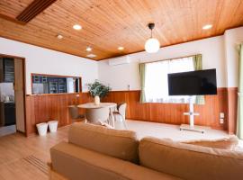 Seto Mori Nest 15-minute drive to Ghibli Park,1 train to the nagoya dome ,wooden house with a wood deck, hotel v destinácii Seto