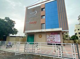 Hotel O Swaraj، فندق في Pālghar