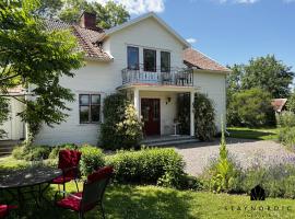 Charming and spacious villa near Lidköping โรงแรมในลืดเชอปิง