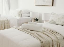 Spacious Newcastle West Apartment w Parking, Pool and Gym, hotel a Wickham