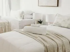 Spacious Newcastle West Apartment w Parking, Pool and Gym