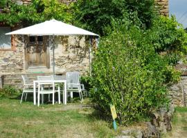 Holiday home with terrace, hotel in Villeneuve-dʼAllier
