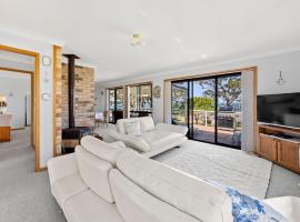 The Bay House - Fireplace - Waterfront, Hotel in Callala Bay
