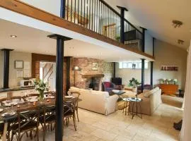 The Straw House - Ukc3676