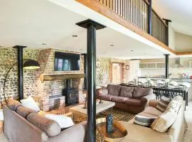 The Hen House - Ukc3677