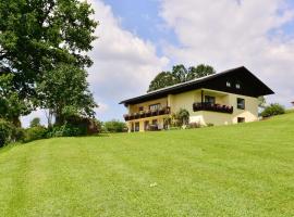 Holiday home with sauna near a ski resort, vikendica u gradu 'Drachselsried'