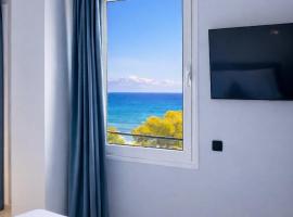 Libyan Sea Suites Seafront Balcony King Bed, hotel v mestu Ierápetra