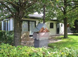 Quaint Chalet in Uden with Terrace, hotel en Uden