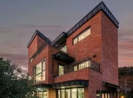 투워즈 Seogwipo central three story private villa, tangerine field cherry blossom and canola flower festival road in front of the house, large family accommodation, five minutes to Olle Market, near Jungmun Tourist Complex