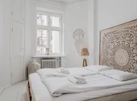 Premium 7th Floor Apartment with Sea View & Historic District