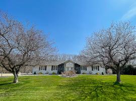 Star Lane garden apartment with pool, Hotel in Wadsworth