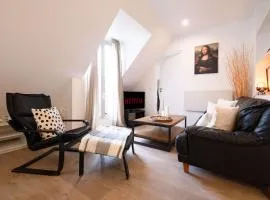 Bright 2BR with Balcony Chic Paris