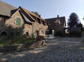 Maison bourgeoise avec grande salle d'accueil, Hotel in Ernée
