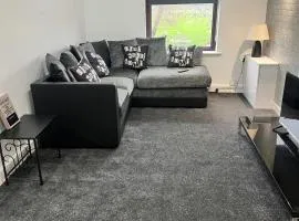 Lovely 2-bed flat, ideal for races, football, city