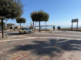 Belvedere Lacinio Luxury Guest House، فندق في كروتوني