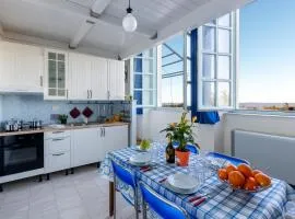 GuestHost - Seaview Flat in front of the Beach