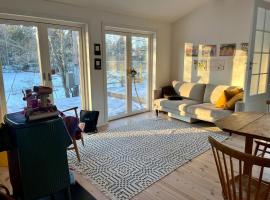 Renovated cottage in Swedish countryside, Hotel in Norrtälje