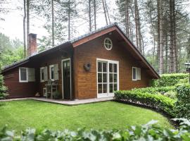 Luxurious Chalet in Oud Turnhout with Large Garden, kalnų namelis mieste Oud-Turnhout