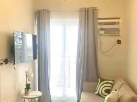 Cozy 1BR with Balcony, Sea View and Pool - Fast WiFi - Snug Sanctuary, hotel v mestu Talisay