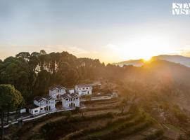 StayVista at Hill Top Heaven with BBQ & Bonfire, хотел в Лансдаун