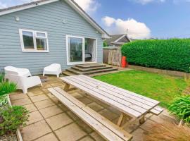 Swallows Beach Chalet Sleeps 6 Walk to the Beach, Hotel in Croyde