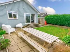 Swallows Beach Chalet Sleeps 6 Walk to the Beach