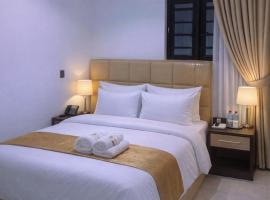 Iron crest hotel & lounge, hotel a Okunola