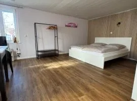 Gemütliches City-Apartment mit Kitchenette & Café im Haus