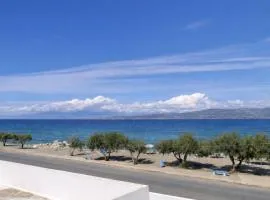 Beachfront Absolute Bliss in Perigiali, Korinthia
