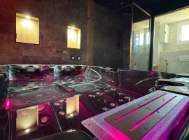 dark love suite avec Jacuzzi Privatif, Hotel in Martigues