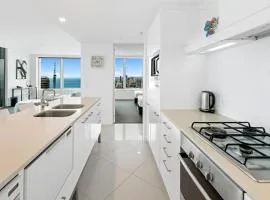 Luxury Q1 Surfers 2BR Ocean View - Level 45, 160m2