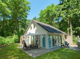 Villa with garden and fireplace, feriebolig i Oudemirdum