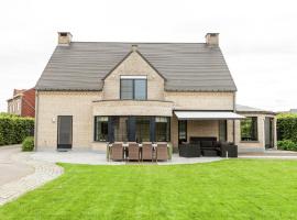 Villa with pool sauna and bubble bath, hótel í Borgloon