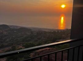 Top End Flat in Agastya seaview Resort and Spa, hotel u gradu Harnai