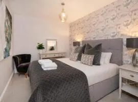 8 Blue Bridge- Elegant and Luxurious 1 Bedroom Apt- Free Parking