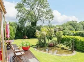 Stylish 3BD Retreat for up to 4 adults and 1 child