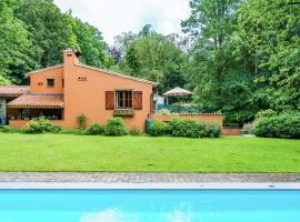 Cosy and snug holiday home with joint swimming pool, ваканционна къща в Zichemsveld