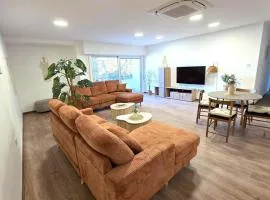 3BR Beach Gem, Central Apartment - 1GB Wi-Fi
