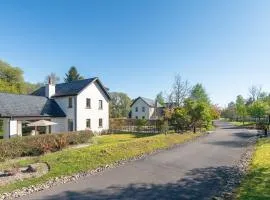 4 bedroom home with pool access. Sleeps 8