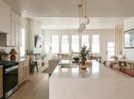 Downtown Indy, Rooftop Deck with Hot Tub, Gym, Bikes, Tesla Charger