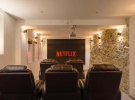 Le Repaire Cinéma - 8 couchages - Cinéma privée et salon de jeux