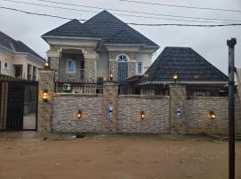 Ribato hotel and suites, hotel a prop de Aeroport internacional Murtala Muhammed, a Egbe