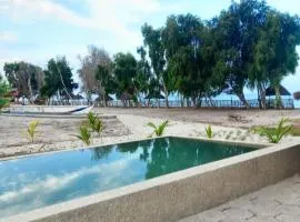 Villa avec piscine et pieds dans l'eau