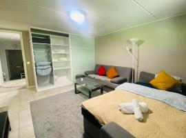 Cozy room with free parking, sauna and terrace, Hotel in Vantaa