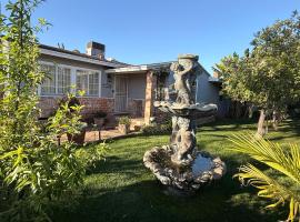 Guest house close to Universal Studios, отель в городе Сан-Валли