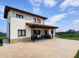 Casa Llanes con Jardín y Vistas – Mar y Cuera