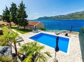 Luxury Seafront Villa Gabriela with Pool And Gym