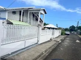 Charmant appartement avec terrasse à Sainte-Rose 60 m²