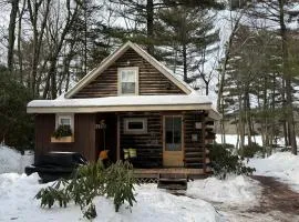 "The Catch" Waterfront Log Cabin for Two, Hot Tub