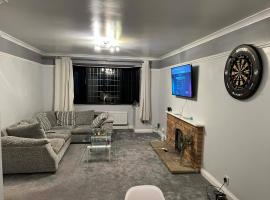Spacious 4 Bedroom House in Corby Sleeps 9 Parking, hotel Corbyban